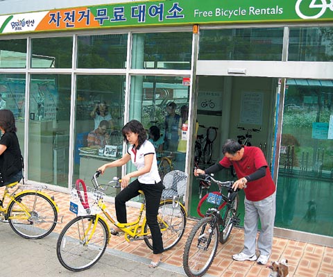 경기도 안산시 단원구 지하철 4호선 중앙역 앞 공영자전거 무료대여소에서 시민들이
자전거를 빌려 나오고 있다./양희동 기자 eastsun@chosun.com