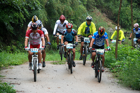 작년 8월 동두천 왕방산 일대에서 열린 MTB 대회 참가 동호인들이 산길을 역주하고 있다. /동두천시 제공