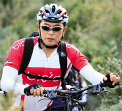 작년 스페인 산티아고 순례길을 소설가 김훈과 함께 자전거로 달릴 때의 구자열 회장. / LS그룹 제공
