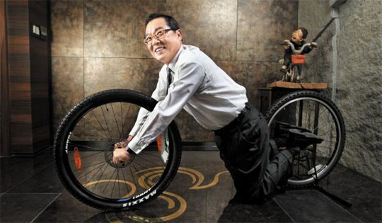 자전거는 누구에게나 평등한 스포츠다. 스스로 몫의 동력을 가해야만 바퀴가 굴러간다. 구자열 LS전선 회장의 자전거는 그래서 취미라기보다 철학에 가깝다. 그는“모든 사람이 자기 자신의 페달을 밟아 제 몫을 하는 사회가 건
강한 사회”라고 했다. 그는 자전거 바퀴 두 개에 의지해 중심을 잡아달라는 부탁을 흔쾌히 받아들였다. / 이진한 기자 magnum91@chosun.com
