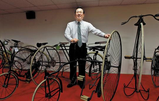 LS그룹 수장고엔‘자전거 박물관’에 전시할 세계 각국의 골동품 자전거들이 즐비하다. 구자열 회장이 1890년대 영국에서 만든 세발 자전
거‘럿지 로터리(Rudge Rotary)’의 기능을 설명하고 있다. / 이진한 기자 magnum91@chosun.com

