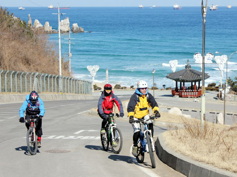 추암 직전의 해안도로 풍경. 춥지만 화창한 날씨였다. 바다에는 강풍을 피해 묘박한 대형 선박들이 떠있는 것이 보인다.