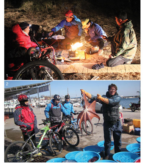 1 강릉 시내 약 4km 못미처 남항진 부근의 병산 솔숲에서의 야영. 이 지역은 건조주의보가 함께 발효되어 있었으므로 혹시 모를 화재에 대비해 물통 3개를 준비한 채 혹한기 야영의 필수품인 핫팩에 넣을 물을 끓이고 있다. 2 주문진항 어시장의 한 상인이 손님들에게 싱싱함을 어필하기 위해 문어를 번쩍 들어 보여주고 있다.