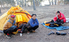 야영 뒤 캠프의 아침 풍경. 부스스한 모습이 네팔이나 몽골의 원주민 분위기가 난다.