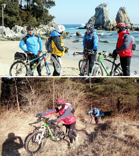 3 추암해변 백사장의 화창한 오후. 한동안 TV의 애국가 배경화면으로 사용됐던 촛대바위는 뒤쪽에 가려져 보이지 않았다. 4 원포 부근에서 자동차가 빈번히 통행하는 7번국도를 피하려 마을길로 들어섰다가 막다른 골목을 만나 수풀을 헤치고 다시 도로로 탈출 중. 때로 루트파인딩 실패의 대가는 쓰다.
