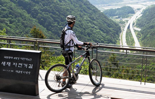 해발 548m 이화령 정상에서 본 모습. 내리막이 더 위험하다. / 행정안전부 제공