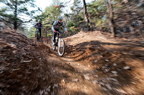 와일드한 환경에서 즐기는 MTB 라이딩은 복잡한 일상에서의 스트레스를 날려버리기에 충분하다. 임도를 벗어나 좁은 산길로 들어서고 있는 황종환씨. 
