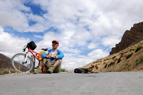 친구가 된 티베트 들개 탕과 함께 잠시 휴식을 취한다. 친구가 된 탕은 자전거와 나를 떠나지 않았다.