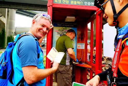 <국토종주 자전거여행 뚝섬 인증센터에서 외국 자전거여행 전문여행사 대표들이 스탬프를 찍으며 즐거워 하고 있다. 사진=호미숙 자전거여행 파워블로거>