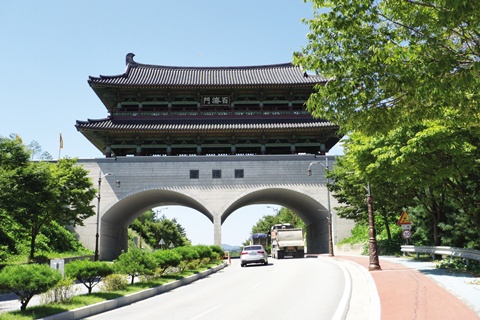 부여 백제문화단지로 넘어가기 위해 지나야 하는 백제문. 