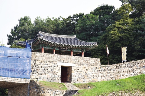 공주 시가지로 접어들면 모습을 드러내는 공산성. 
