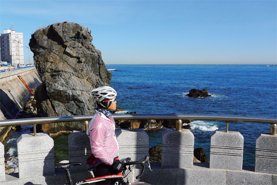 까막바위와 문어상. 마을을 지키다가 문어가 된 호장의 전설이 전해 내려온다.