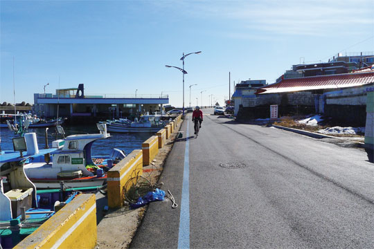 해안도로는 때로 작은 포구 바로 옆으로 지나기도 한다.