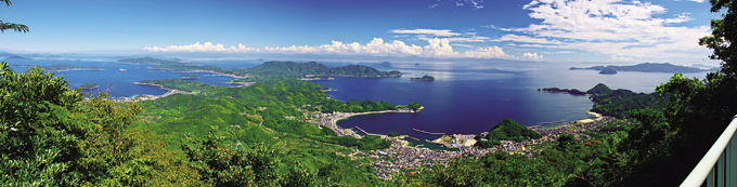 
	오시마 중심부의 타카야마(618m) 정상에서 동쪽으로 본 파노라마(야나이시 상공회의소 제공 사진)
