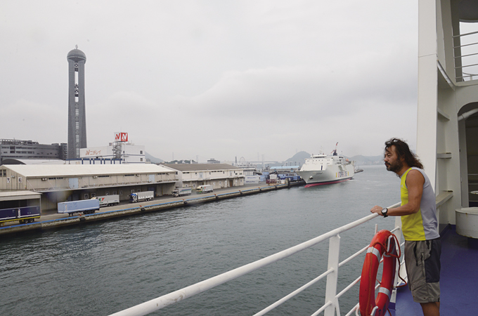 
	부관페리 일본 선적 배인 하마유 호가 시모노세키항에 접안하고 있다. 항구를 내려다보는 유메타워(153m)가 우뚝하다
