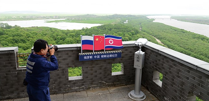러시아, 북하느 중국 3국의 국경이 맞닿은 동쪽 끝 용호각 전망대에서 멀리 북러친선교가 보이고 그 너머가 동해바다이다