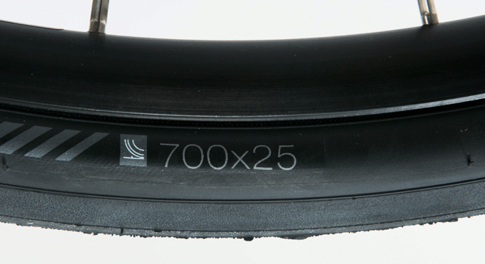 
	인듀어런스 로드바이크는 통상 컴페티션 로드바이크보다 더 넓은 25C 이상의 타이어를 사용한다.
