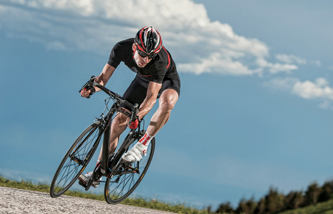 무게가 가벼운 자전거 일수록 언덕에서 속도가 더 빨라진다.