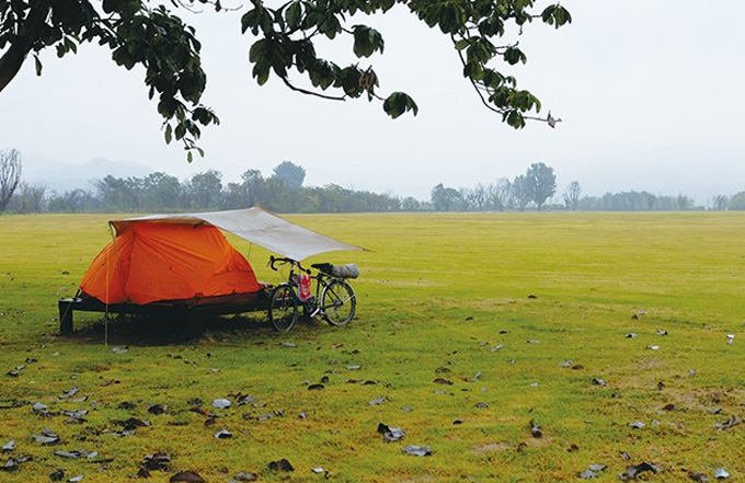 텐트는 자전거 캠핑의 가장 큰 짐이지만 무게 이상의 안락함을 선사해 줄 것이다