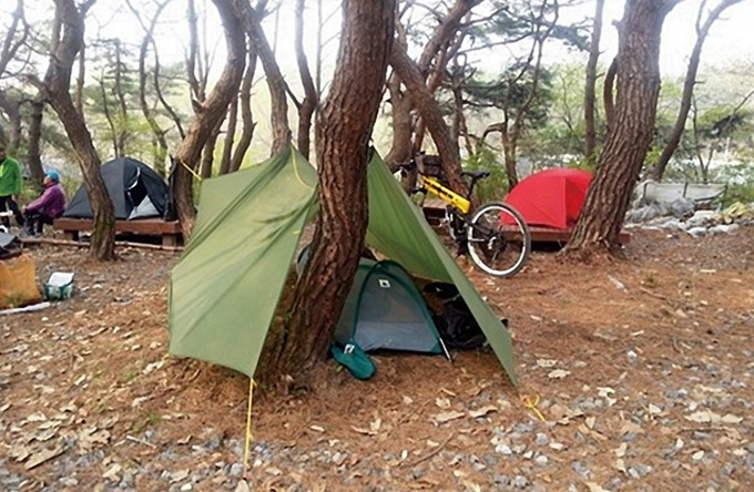 
	조성된 캠핑장 외에도 작은 공간만 있으면 야영이 가능한 자전거 캠핑
