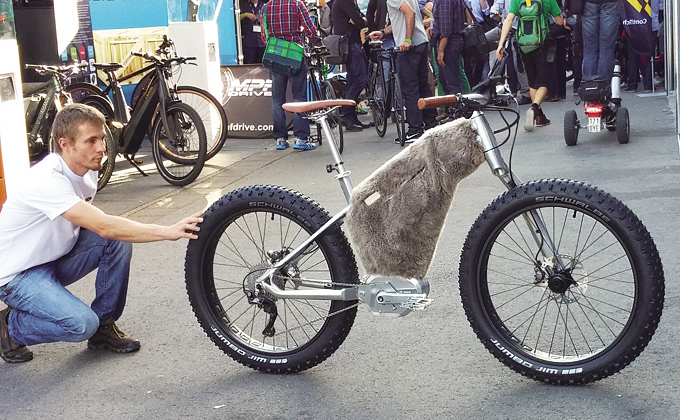 <b>필립스탁의 전기자전거</b> 세계적인 디자이너 필립스탁과 프랑스의 자전거회사 머스태쉬가 같이 만든 전기자전거다. 혹한지역을 운행할 때 배터리 성능이 떨어지는 것을 막기 위해 털로 따뜻하게 감쌌다