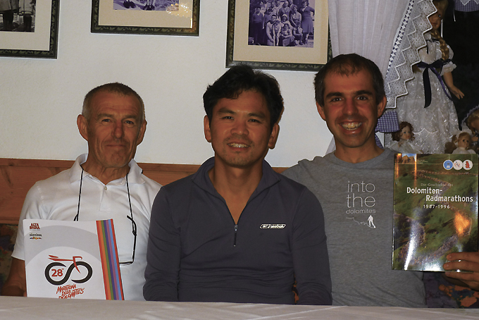 돌로미테 지역에서 열리는 최대의 그란폰도 행사인 ‘마라토나 들레스 돌로미테’(www.maratona.it)의 초창기 주최멤버였던 에두아르드 타벨라 씨와 현재의 주최멤버인 그의 아들 이고르 타벨라 씨를 인터뷰했다.
