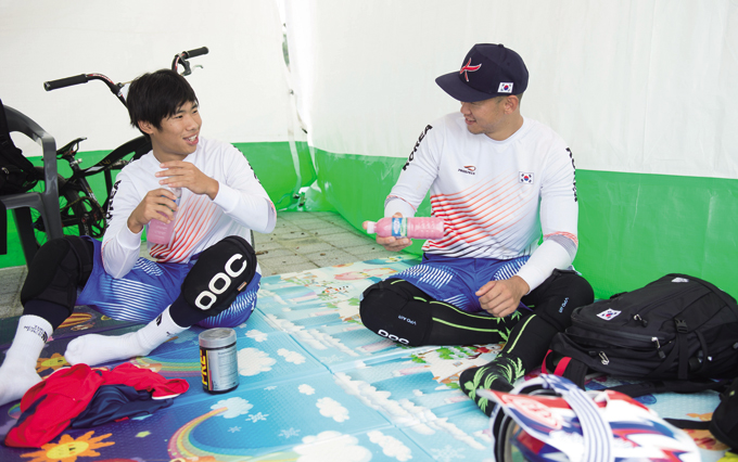 선수 대기실에서 휴식 중인 제갈현과 김용 선수