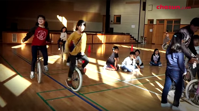 
		외발자전거로 재미와 건강을 잡는다 '초등학교에 부는 외발자전거 열풍!'
