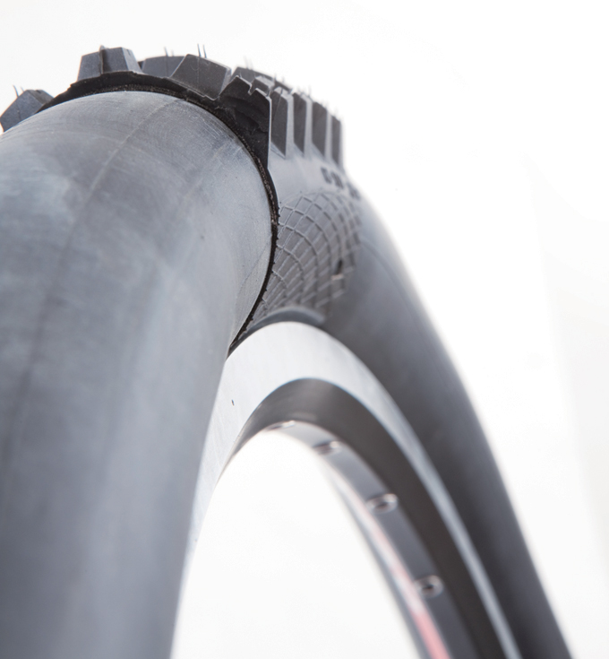 자전거 바퀴는 질기고 단단한 타이어와 타이어 내부에서 공기압을 담아 안정되게 달릴 수 있게 해주는 튜브로 이뤄진다.