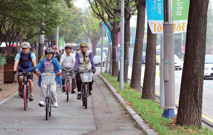 자전거를 탈 때는 항상 보호장비를 착용해야 하며, 지자체에서 주민들을 위해 단체로 보험을 가입한 곳도 있다