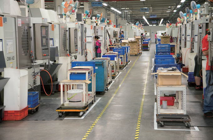 각 밀링 머신마다 담당자가 배치되어 제품이 생산되고 있다.