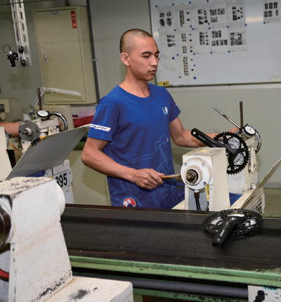 크랭크를 조립 중인 직원의 모습