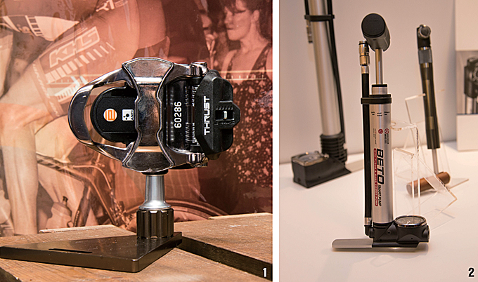 1 웰고의 트러스트 E 파워 페달은 페달을 기반으로 페달에 가해지는 파워 측정이 가능하다. 좌우 페달별로 파워 측정이 가능하며 오차는 2% 내외다. ANT+ 연계가 가능하며 한 번의 충전으로 150~190시간 사용 가능하다. 간편하게 페달로 하는 파워 측정이 기대되는 제품이다. 2 베토의 미니 펌프는 작고 가볍지만 사용시에는 최대한 확장되어 발로 밟고 공기를 주입할 수 있다. 캡 터치 방식으로 프레스타와 슈래더 변환을 쉽게 할 수 있는 EZ 헤드 펌프도 함께 선보였다.