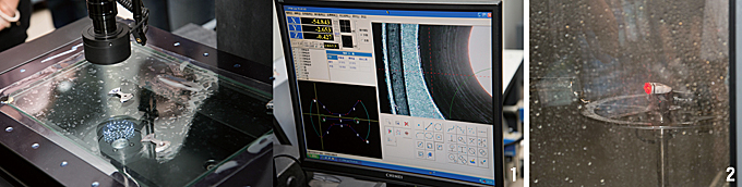 
	1 완성된 제품의 단면을 확대해 살펴보고 있다. 2 전조등의 방수 테스트
