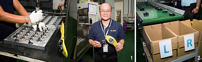 
	1 스피드 플레이의 OEM 생산이 한창이다. 스피드 플레이를 들고 있는 패트릭 파이 대표 2 페달의 좌우는 기계로 구분한다.
