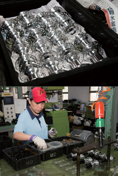 
	숙련공이 허브를 조립하고 있다.
