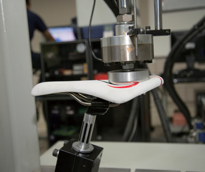 
	안장 레일 내구성 테스트. 상하로 반복된 충격을 가한다.
