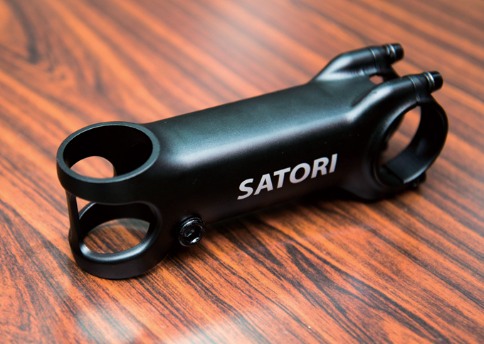 볼트를 최소화한 사토리 스텔스 7 스템. 볼트가 준 만큼 무게가 가벼워졌고 외관 또한 깔끔하다. 7075 알로이를 사용했으며 80~120㎜ 사이즈가 출시된다. -7도의 앵글과 110㎜ 기준 135g의 무게를 자랑한다.