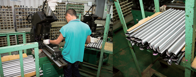 알로이 프레임을 주로 제작하는 업체답게 파이프 커팅이 한창이다.