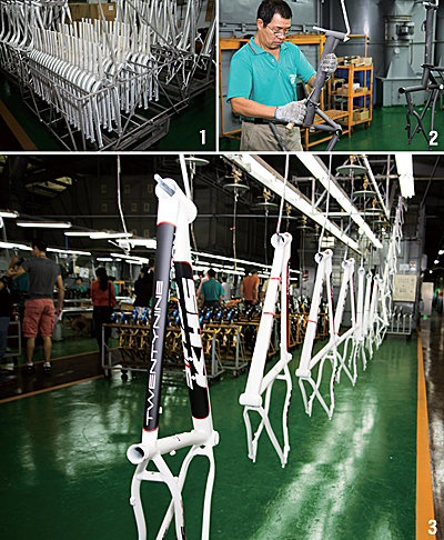 1 도색을 기다리는 프레임 2 도색 전 숙련공이 양각화된 프레임을 한 번 더 점검하고 있다. 3 도색 후 건조 과정을 거치는 프레임