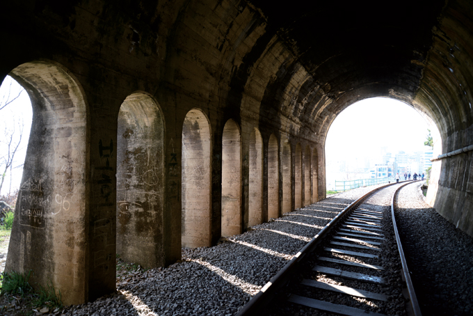 
	기둥 사이로 바람과 햇살이 숭숭 들이치는 달맞이재 터널. 터널을 빠져나가면 해운대의 놀라운 장관이 들이닥친다.
