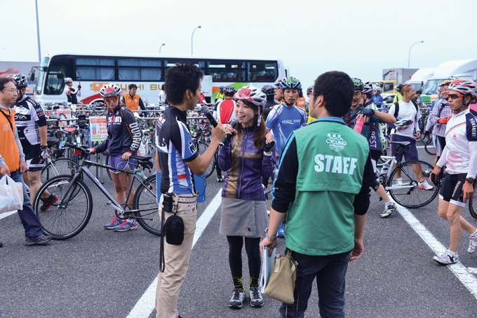 시마나미 이동 라디오는 보급소마다 참가자들을 따라다니며 참가자와 인터뷰 하는 등 대회 현장을 생중계 했다.