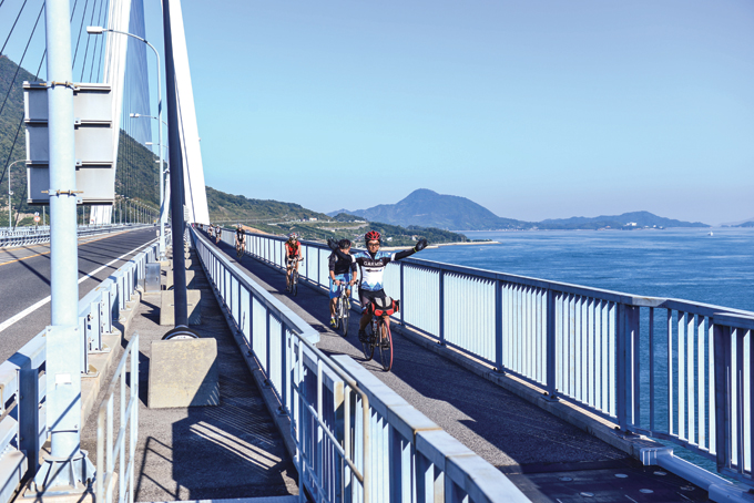 다리마다 자전거 통행로가 있으며 통행로의 형태가 다양하다.