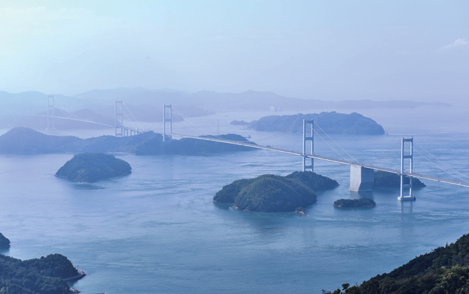 기로산 전망공원에서 구루시마 해협대교와 구시시마 해협의 조류를 한눈에 볼 수 있다. 맑은 날에는 서일본 최고봉으로 불리는 이시즈치산을 볼 수 있다.