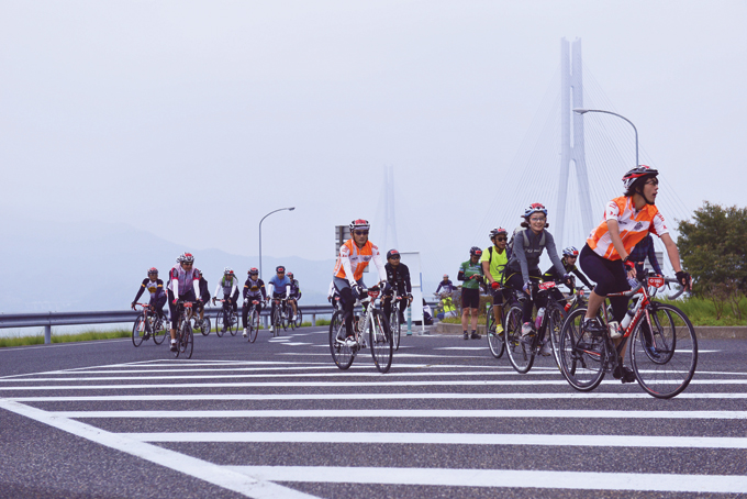 주황색 조끼를 입은 사람들은 자원봉사자 스탭으로 갑자기 발생할 수 있는 사고에 대비해 참가자들과 함께 라이딩 했다.