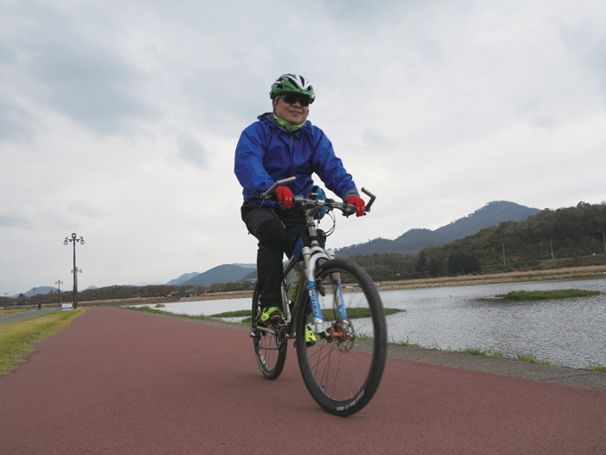 형산강이 경주에 이르면 잘 정비된 둔치와 자전거길이 반겨준다.