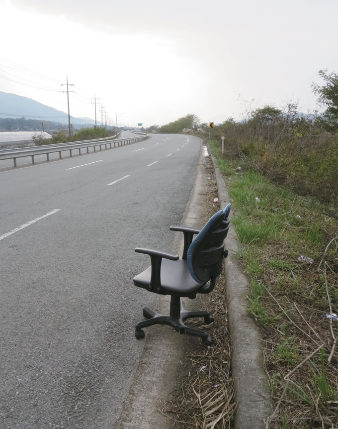 국도변에 홀로 앉아 있는 회전의자, ‘임자가 따로 있나?’ 누가 버리고 간 여백인가