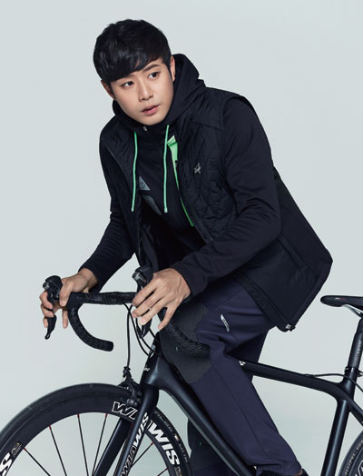 3M 신슐레이트(thinsulate) 충전재를 사용해 가볍고 보온성이 뛰어나며, 옆면에는 기모 스트레치 원단을 배색해 활동성과 투습성을 높인 패딩 - 브이 테크니컬 패딩베스트 / 심플하고 캐주얼한 기모와 흡습, 속건 기능의 원단을 사용해 겨울철 라이딩시 땀 배출이 원활한 저지 - 웜업 후드 저지 / 데님 라이크 소재로 스트레치성이 우수하고 캐주얼한 디자인이 장점인 노패드 팬츠 - 데님 스트레치 팬츠