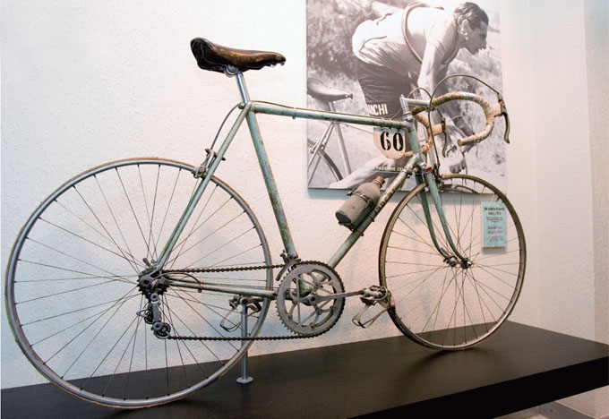 
	1953년 세계를 제패한 파우스토 코피의 자전거. 비앙키의 체레스테 색상이 아직도 남아있다
