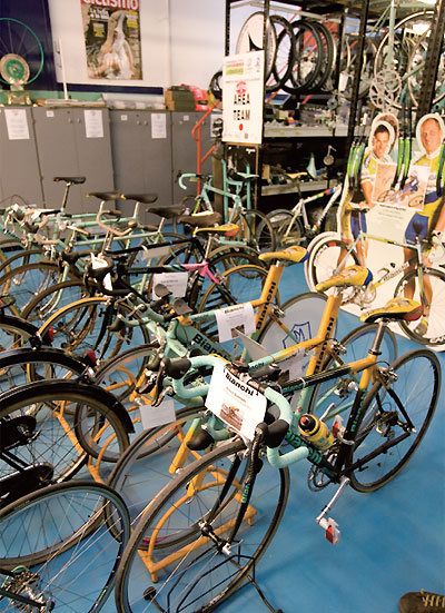 
	비앙키 본사에 전시되어 있는 마르코 판타니의 자전거들
